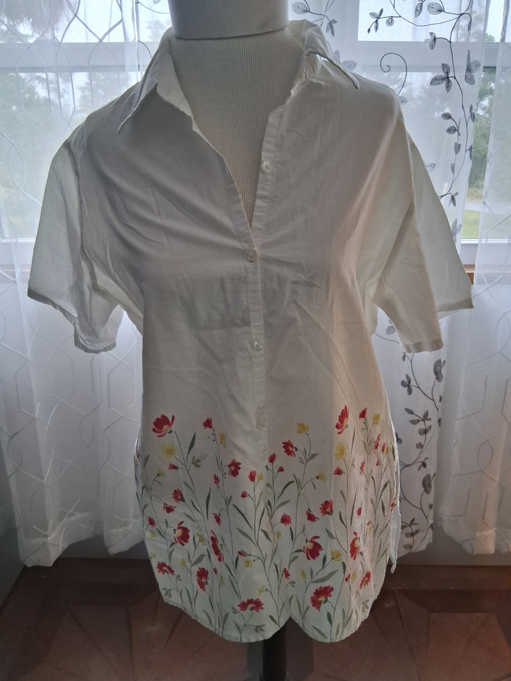 Basic Editions White Short-Sleeve Buttoned Blouse with Red and Yellow Floral Hem